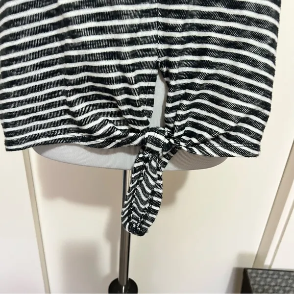 5/$30 🎈 A new day large striped tie front top - Image 2