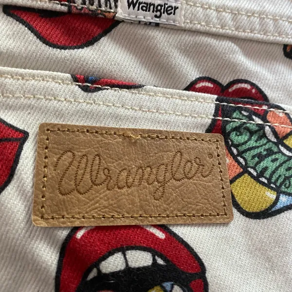Wrangler Barrel 652 high rise read my lips Rolling Stones jeans. Size 30x31 - Image 6
