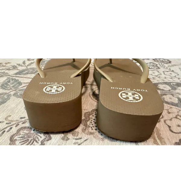 Tory Burch Tan Mini Wedge Platform Flip Flop Sandals Gold Logo Size 8 - Image 6