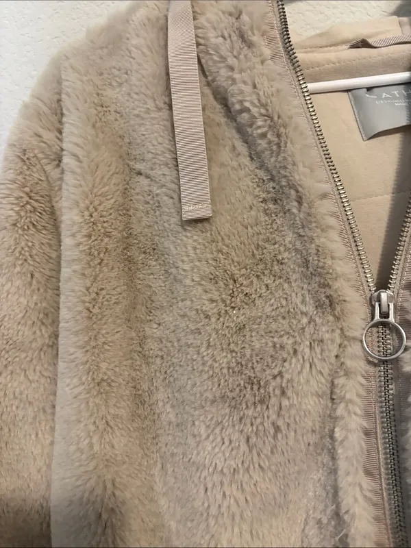 Women's Cream Plush Teddy Jacket with Hood Athleta size medium - Image 4