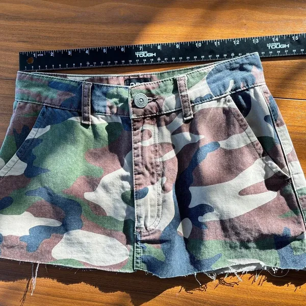 Urban Outfitters BDG Women's Green Camo Denim Mini Skirt Raw Hem Size Small - Image 4