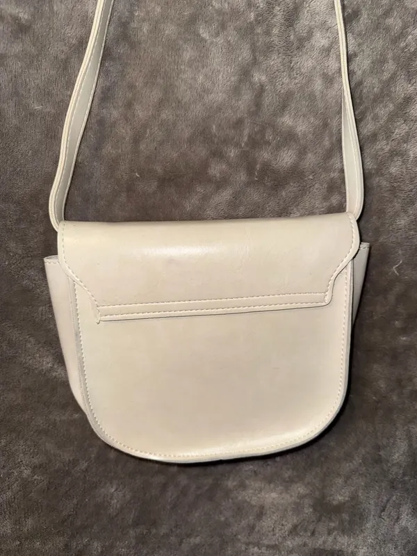 Minimalist Vintage-Style Cream Leather Turnlock Crossbody Bag - Image 9
