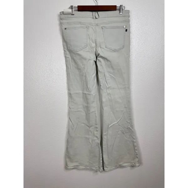 Pilcro NWT Light Wash Bootcut Jeans‎ Size 29 - Image 2