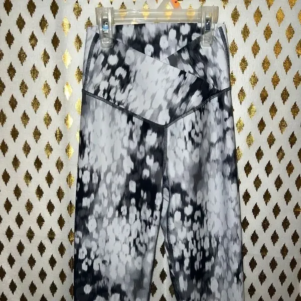 Aerie offline snow leopard crossover 7/8 leggings size XS - Image 4