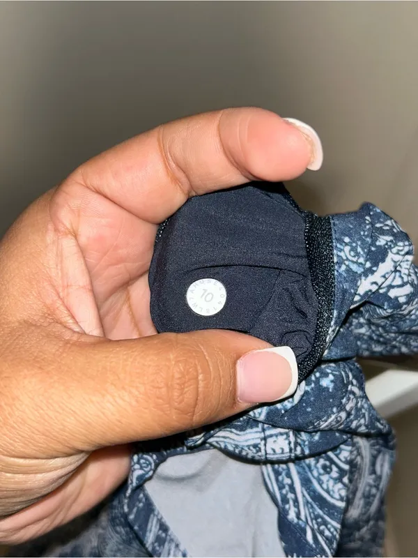 Lululemon Tracker Short V *4" - Image 4