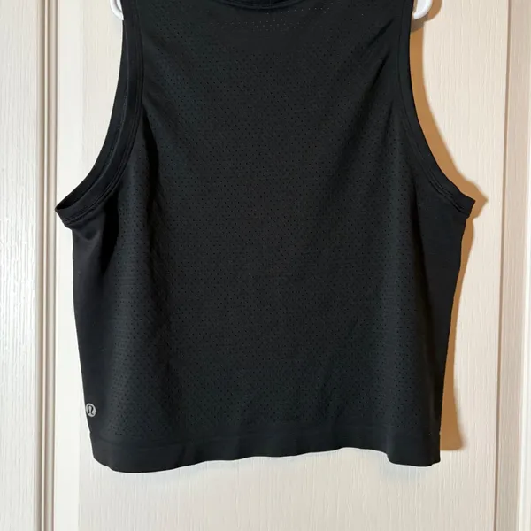 Lululemon spell out black tank 17 inches pit to pit. Preloved - Image 2