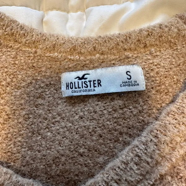 Hollister Tan V-Neck Sweater with Ribbed Texture - Image 3