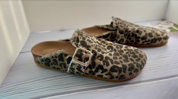 Leopard Print Sandals/Slides, Size 9 Brown - Image 3