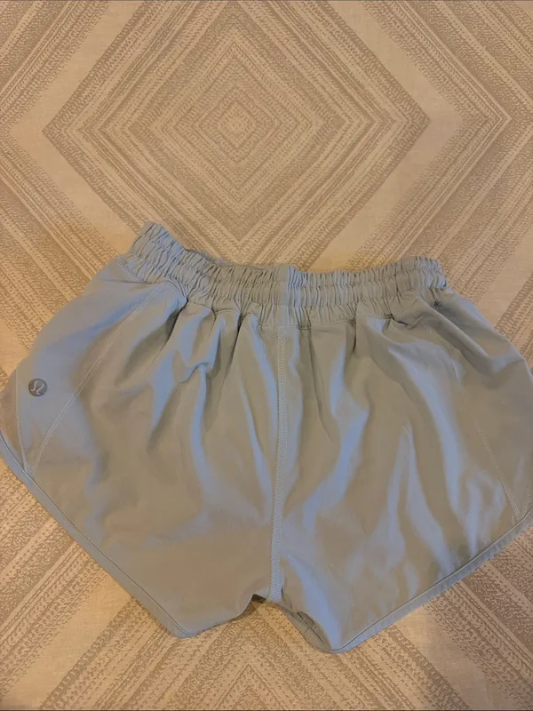 Lululemon Hotty Hot Shorts Low Rise 2.5” Pale Grey Size 2 - Image 4