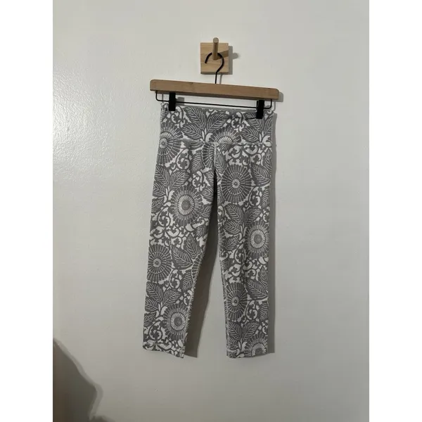 Lululemon Wunder Under Crop Beachy Floral White Fossil Pattern Grey Sz 4 Yoga - Image 2