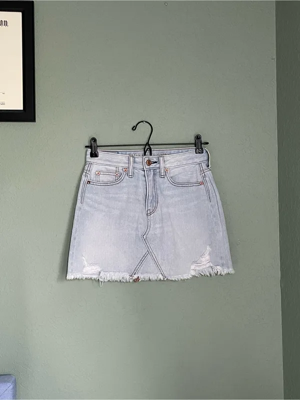 American Eagle Denim Slightly Distressed Mini Short Skirt Size 00 Light Wash - Image 2