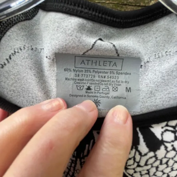 Athleta size M form fitting Momentum top. Nylon, poly,spandex. - Image 3