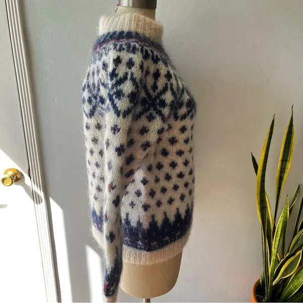 Handmade Vtg. Hand Knit Scandinavian Wool & Mohair Fair Isle Sweater• Sz M/L - Image 4