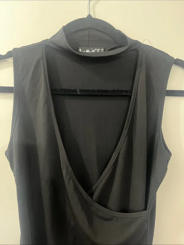 Just Quella Sleeveless Black Draped V-Neck Dress - Image 4