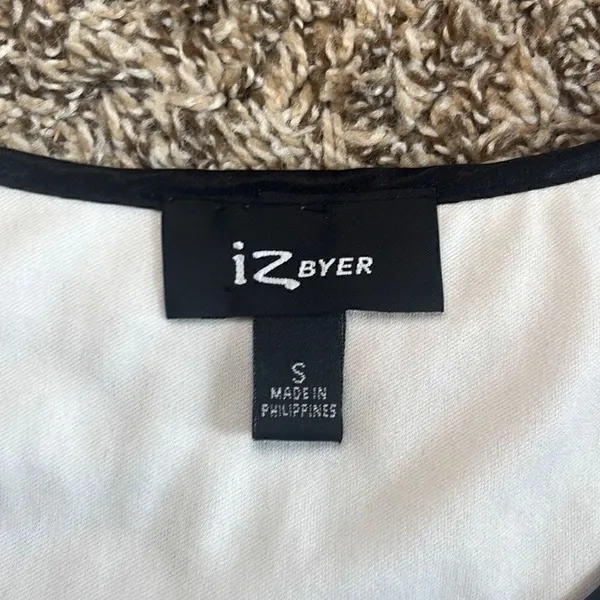 IZ‎ Byer EUC White Black Trim Flowy Ruffle Sleeve Blouse Sz S - Image 4