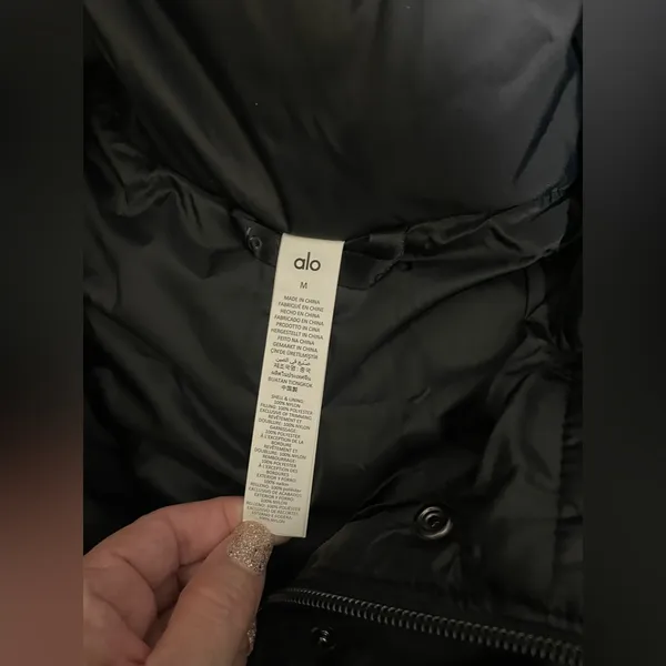 ALO Yoga NWT Gold Rush Puffer Jacket Full Zip, zipper pocket, very warm Black M - Image 10