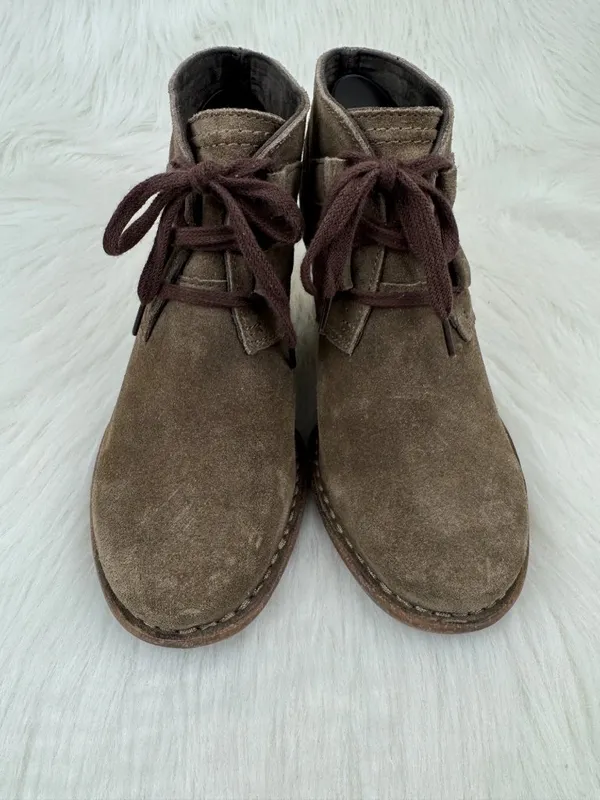 NWOT Clarks Artisan Carleta Lyon Suede Ankle Bootie Boots 7.5W Taupe Block Heel - Image 4
