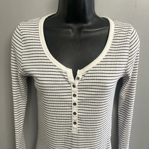 Abercrombie & Fitch White and Gray Fitted Buttoned Blouse - Image 2