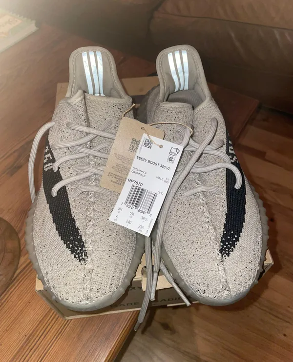 Yeezy 350 Boost V2 - Image 2