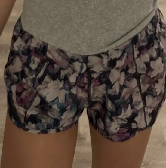 Lululemon Shorts Hotty Hot 2.5" Low-Rise - Image 5