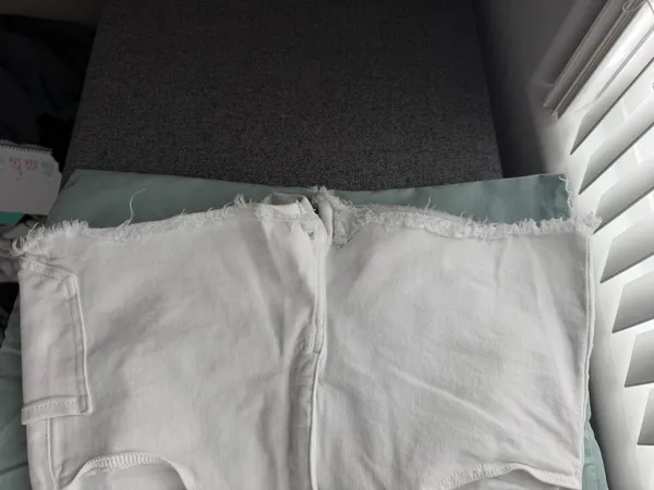KanCan White High-Rise Denim Shorts – Size 28 - Image 4