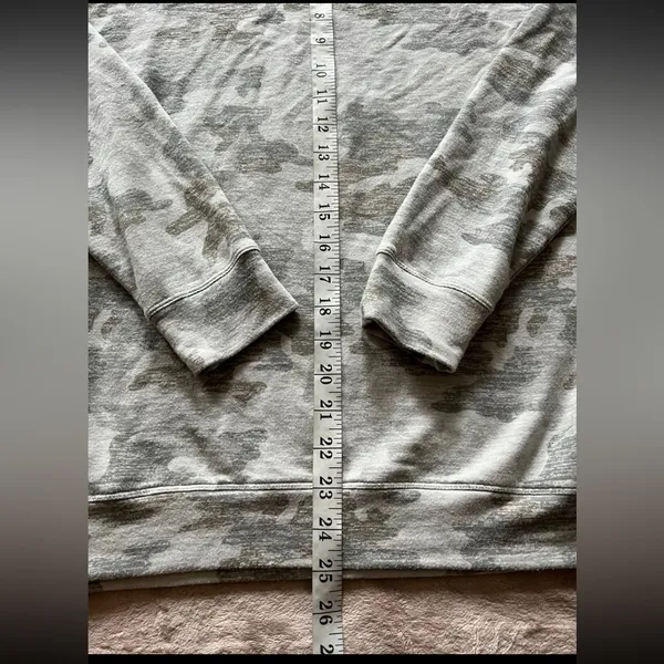 Athleta Balance Light Gray Camo Pullover Sweatshirt Size‎ XS - Image 5