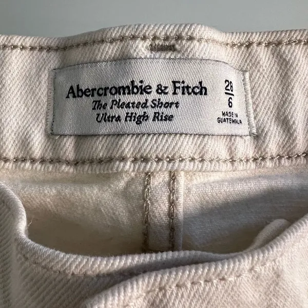 Abercrombie & Fitch Women’s Pleated Short Ultrasound High Rise White Sz 6 Denim - Image 2