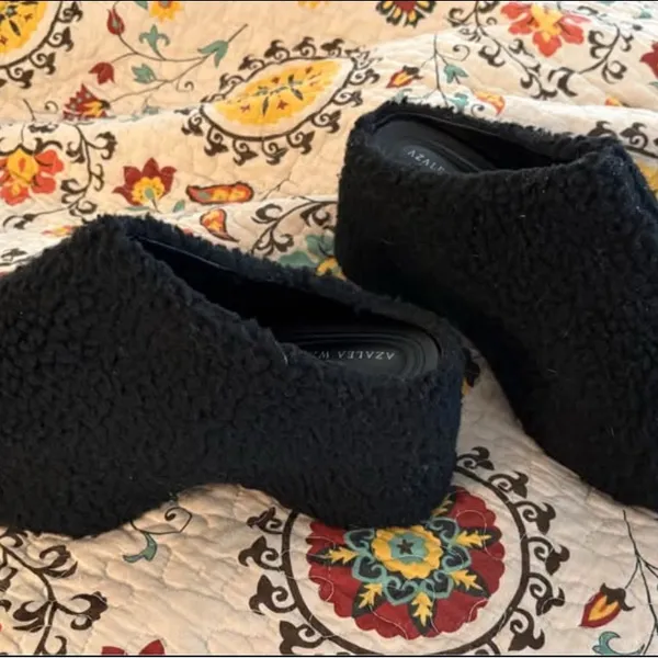 Azalea Wang Black Sherpa Platform Clogs NWOT Faux Fur Chunky Mule - Image 4