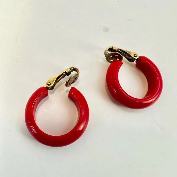 Red and gold tone vintage hoop earrings - Image 9