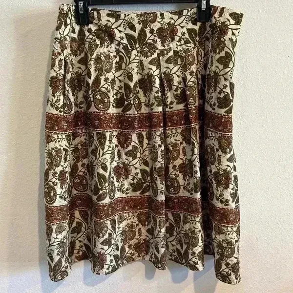 Banana Republic Silk Floral paisley skirt size 12 Feminine Delicate boho hippie - Image 2