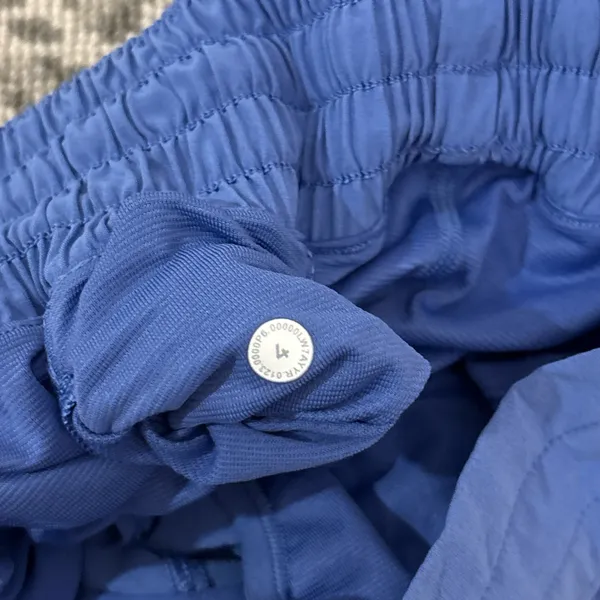 Size 4 lululemon hotty hot shorts - Image 2