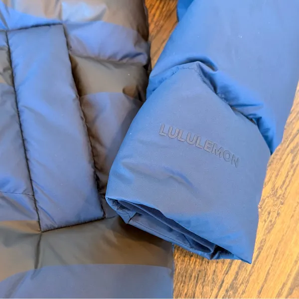 Lululemon Wunder Puff Jacket Wordmark True Navy size 4 NWOT RARE - Image 8