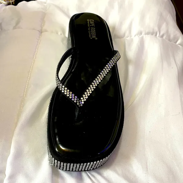 Brand New Never Worn Cape Robbin Rinestoned flip flops Size 10 - Image 2