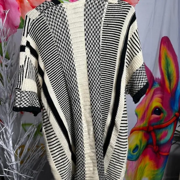 B140. Forever 21 black and white striped cardigan Size M - Image 2