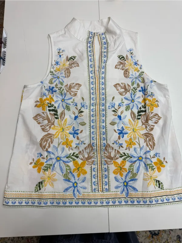 Crown & Ivy Women's Sleeveless Swing Split Neck Printed Top size M - Image 6