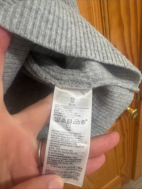 Old Navy Size XS Grey V-Neck Sweater - Image 4