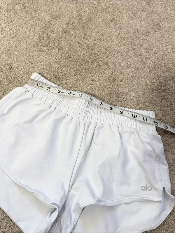 ALO Yoga Women’s Pull On Shorts 2” in White XXS - Image 8