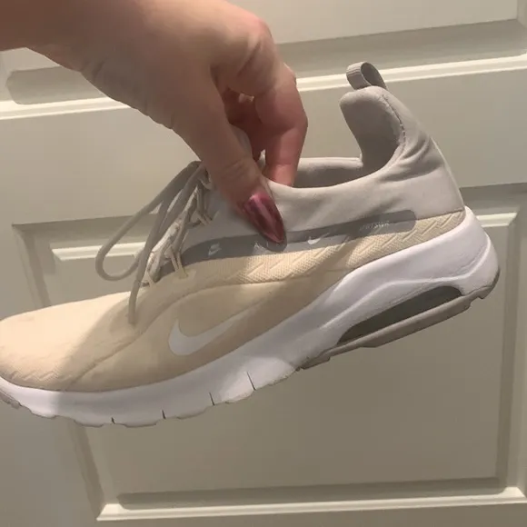 Nike Air Women’s‎ Sneakers Size 7.5 - Image 3