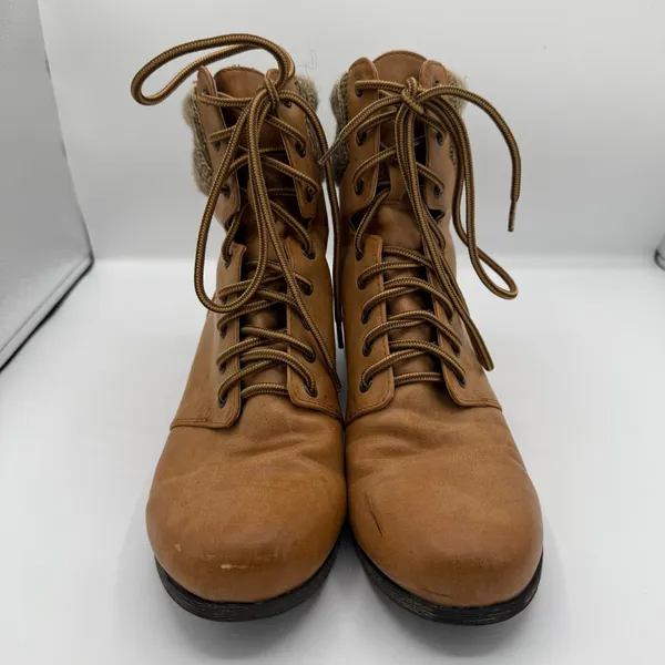 Tan lace up ankle boots with a boho vibe. Size 9.5 - Image 2