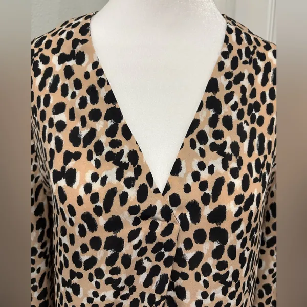 Banana Republic Animal Print V-Neck Blouse Size M - Image 5