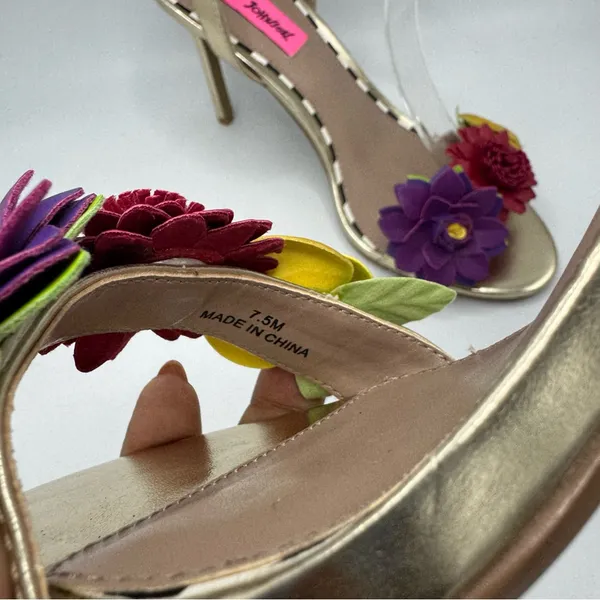 Betsey Johnson Fluer Sandals Heels Flower embellished Size 7.5 Gold Metallic - Image 9