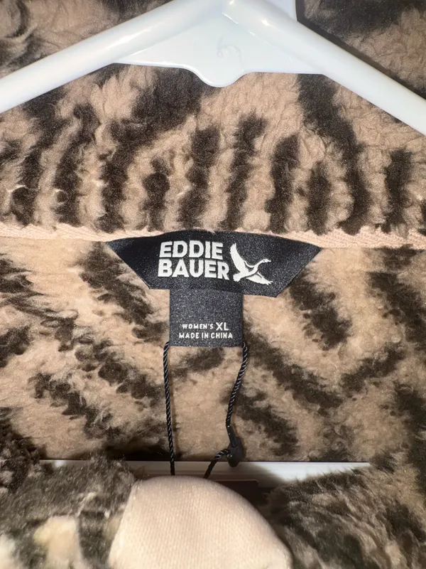 Eddie Bauer Women's Fleece Jacket in the Pumice Mountain Geo print - Image 2