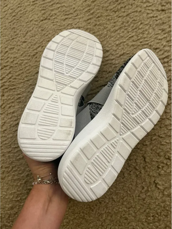 C431 Shoes woman sneakers gray size 7/8 west loop - Image 4