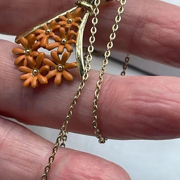 Vintage floral pendant necklace. 18” chain. - Image 3