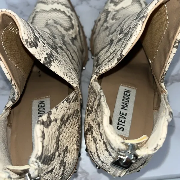 Steve Madden Alyse Booties Womens 6 Neutral Snakeskin Studded V-Cut Block Heel‎ - Image 7