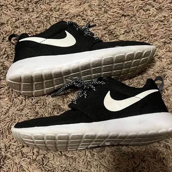 Nike Black and White Sneakers with Sleek Design - Image 5