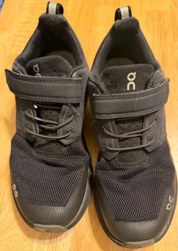 On Cloud Play Youth 2 pre-owned Black - please see pic left shoe appears to have stitching knicked and can see wear on bottom - Image 2