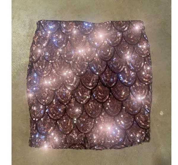 Lila Rose sequin rose and black mini skirt size medium - Image 3