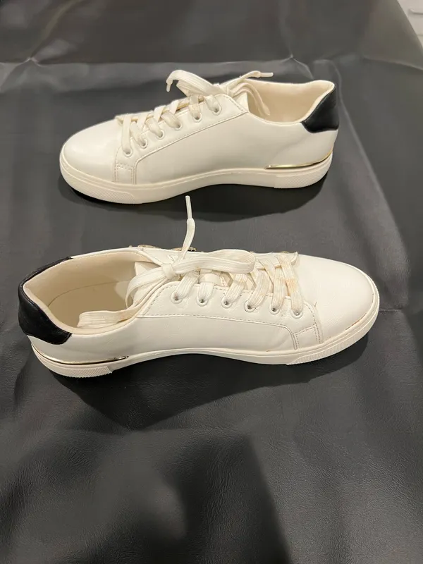 Aldo white sneakers with gold star and red flower embellishments, size US 9 - Image 4