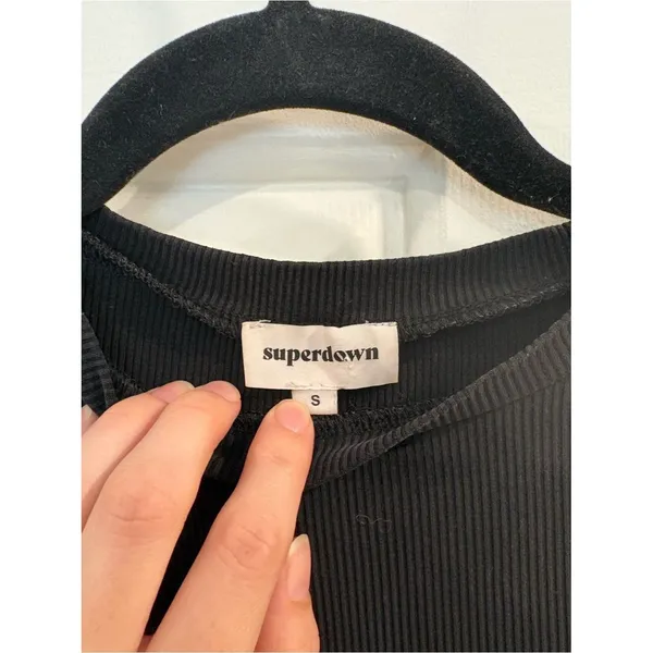 superdown Kristi baby tee Black Ribbed Short Sleeve Crop Tee - Image 3